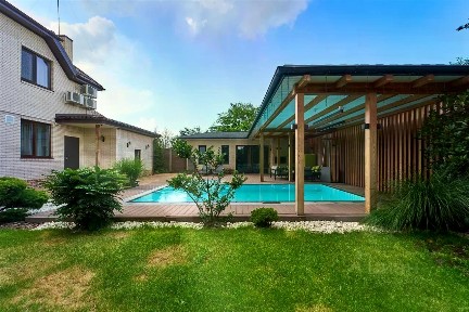 Продается 2-этажный дом, 331 м²