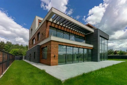 Продается 3-этажный дом, 920 м²