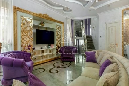 Продается 4-этажный таунхаус, 400 м²