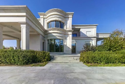 Продается 2-этажный коттедж, 4 400 м²