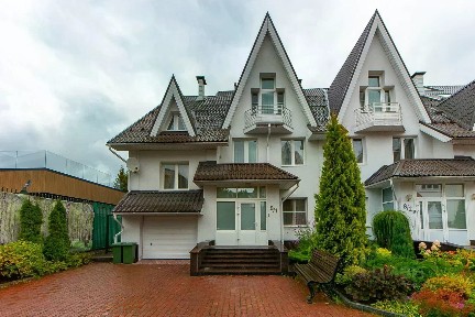 Сдается 3-этажный таунхаус, 401,8 м²