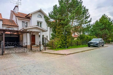 Сдается 3-этажный дом, 290 м²