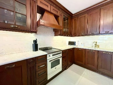 Продается 4-комн. квартира, 220 м²
