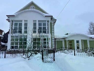 Сдается 3-этажный дом, 375 м²