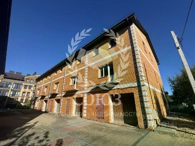 Продается 3-этажный дом, 876 м²