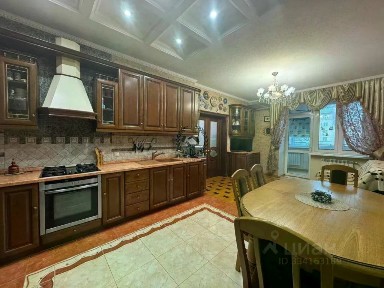 Продается 3-этажный таунхаус, 450 м²