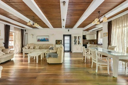 Продается 2-этажный дом, 379 м²