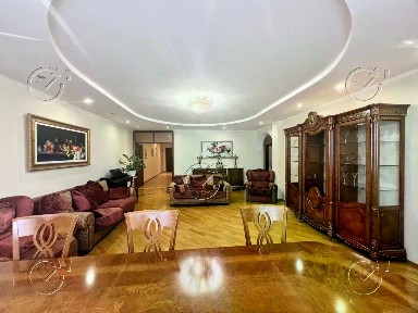 Продается 4-комн. квартира, 176 м²