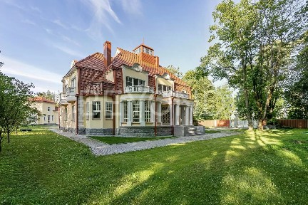 Продается 3-этажный дом, 800 м²
