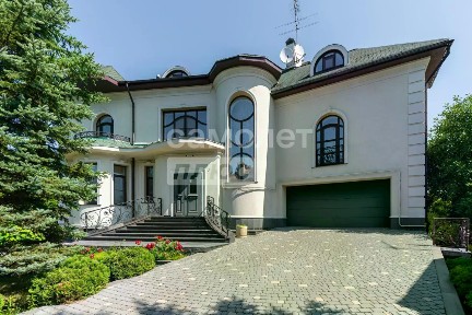 Продается 3-этажный дом, 1 300 м²