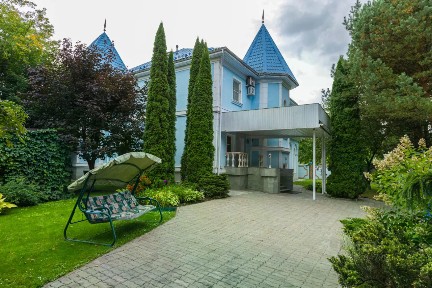 Продается 4-этажный коттедж, 580 м²