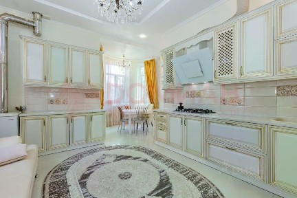 Продается 2-этажный дом, 297 м²