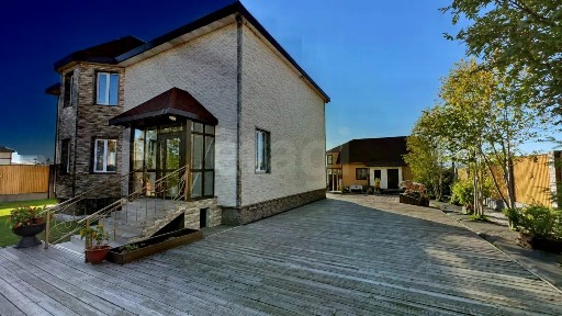 Продается 3-этажный дом, 300 м²