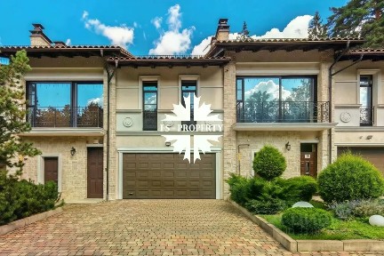 Продается 3-этажный таунхаус, 308 м²