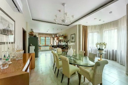 Продается 4-этажный коттедж, 769 м²