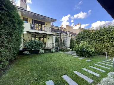 Продается 3-этажный таунхаус, 550 м²