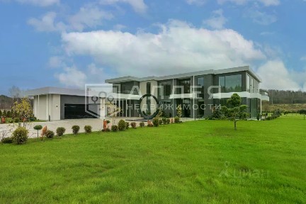 Продается 2-этажный коттедж, 1 300 м²