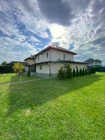 Продается 25% часть 3-этажного дома, 450 м²