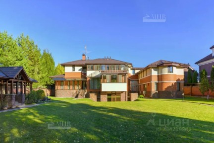 Продается 2-этажный дом, 720 м²