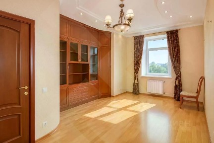 Продается 4-комн. квартира, 174 м²