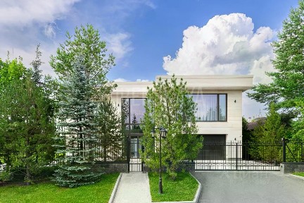 Продается 2-этажный дом, 1 072 м²