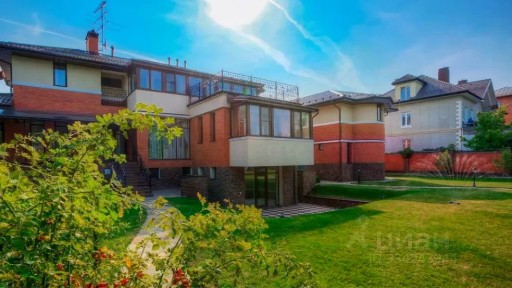 Сдается 3-этажный коттедж, 720 м²