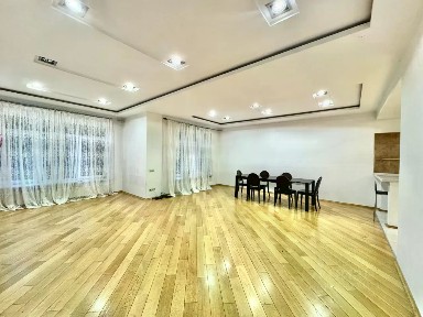 Продается 4-комн. квартира, 208 м²