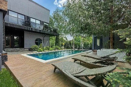 Продается 2-этажный дом, 815 м²