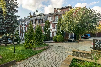 Продается 5-комн. квартира, 240 м²