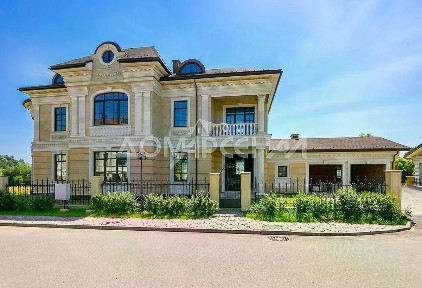Продается 3-этажный дом, 758 м²
