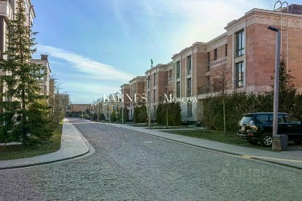 Продается 4-этажный таунхаус, 353 м²