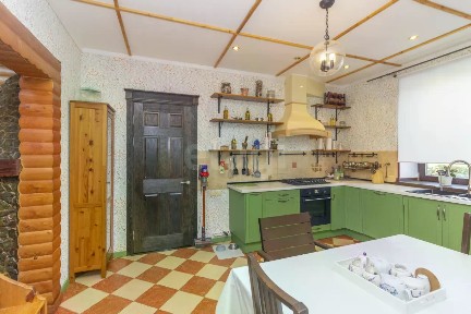 Сдается 2-этажный дом, 270 м²