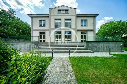 Продается 2-этажный коттедж, 1 250 м²