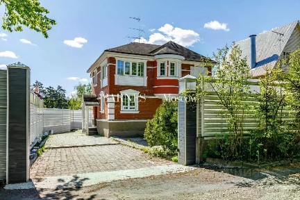 Продается 2-этажный дом, 260 м²