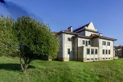 Продается 3-этажный дом, 860 м²