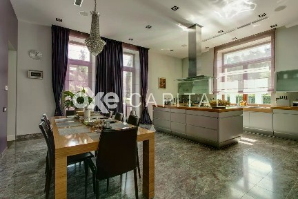 Сдается 4-этажный дом, 1 530 м²