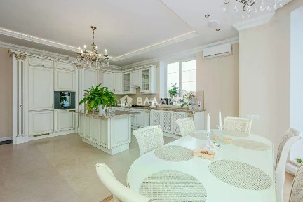 Продается 3-этажный дом, 264 м²