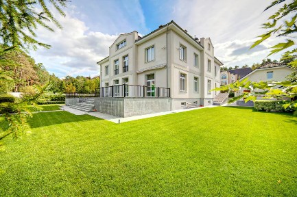 Сдается 2-этажный дом, 1 350 м²