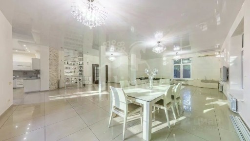 Сдается 3-этажный дом, 700 м²