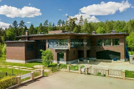 Продается 3-этажный коттедж, 1 550 м²