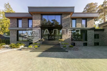 Продается 2-этажный коттедж, 1 700 м²