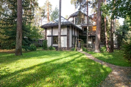 Сдается 3-этажный дом, 530 м²