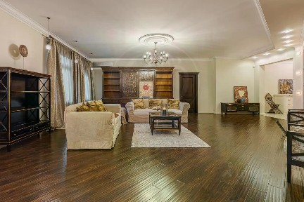 Продается 4-комн. квартира, 220 м²
