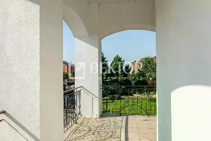 Продается 3-этажный дом, 645 м²