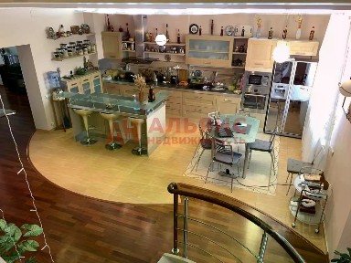 Продается 4-этажный таунхаус, 420 м²