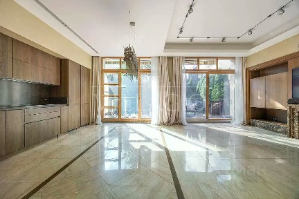 Продается 3-этажный таунхаус, 291 м²