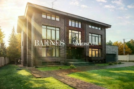 Продается 3-этажный дом, 1 477 м²