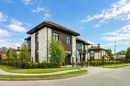 Продается 2-этажный дом, 950 м²