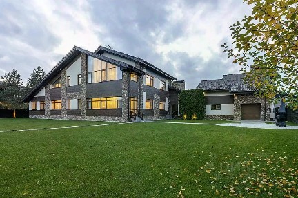 Продается 3-этажный дом, 900 м²