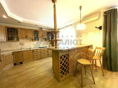 Продается 4-комн. квартира, 175,4 м²